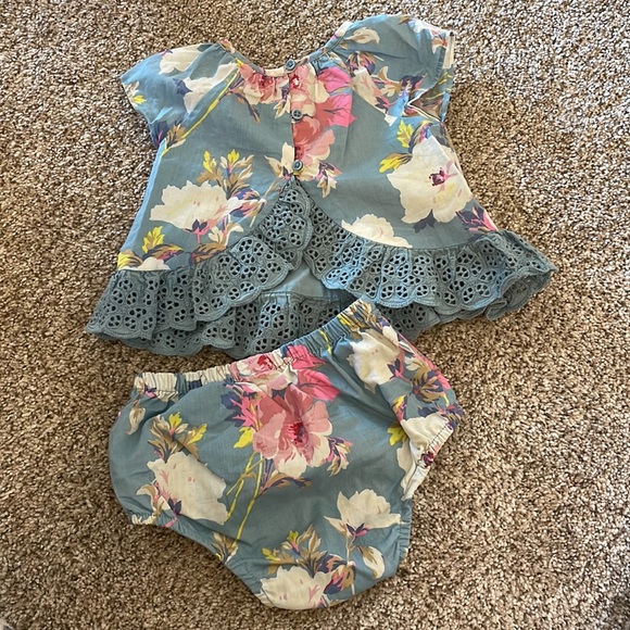 2 Baby Gap Outfits 3-6 Months/6-12 Months - Picture 1 of 4